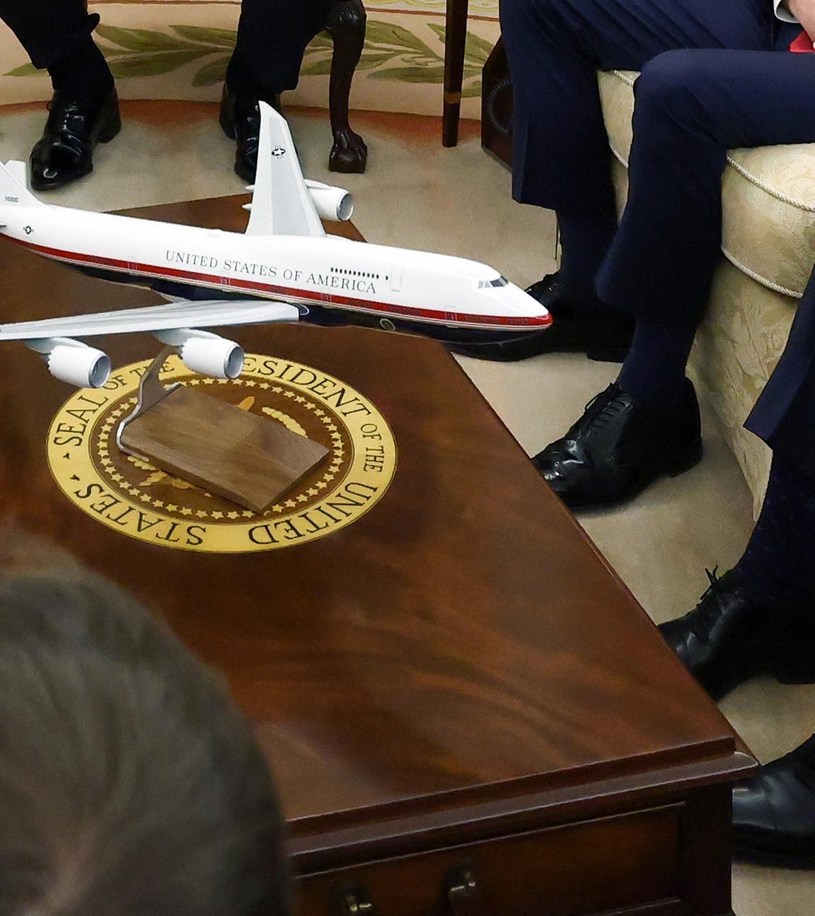 Donald Trump (M.) und Friedrich Merz treffen sich am 3. März 2026 im Oval Office des White House in Washington, D.C. zu einem bilateralen Gespräch.