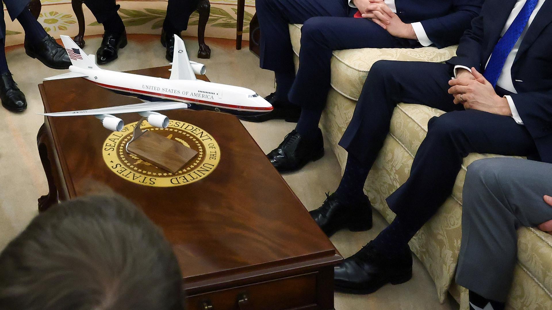 Donald Trump (M.) und Friedrich Merz treffen sich am 3. März 2026 im Oval Office des White House in Washington, D.C. zu einem bilateralen Gespräch.