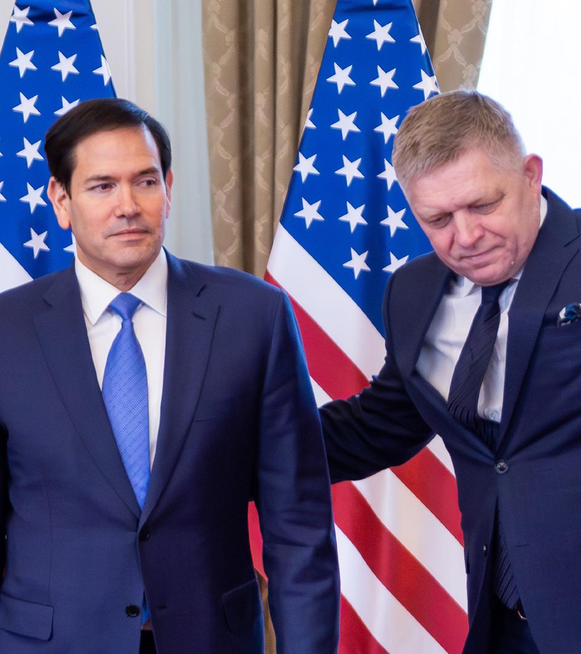 Der slowakische Ministerpräsident Robert Fico (r.) begrüßt US-Außenminister Marco Rubio (l.) vor ihrem Treffen am 15. Februar 2026 in Bratislava, Slowakei.