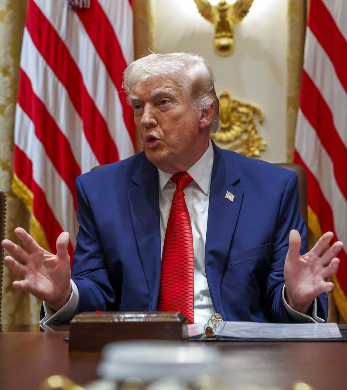 US-Präsident Donald Trump gibt zusammen mit Außenminister Marco Rubio (Links) und Kriegsminister Pete Hegsetz ein Pressestatement im Cabinet Room des Weißen Hauses ab.