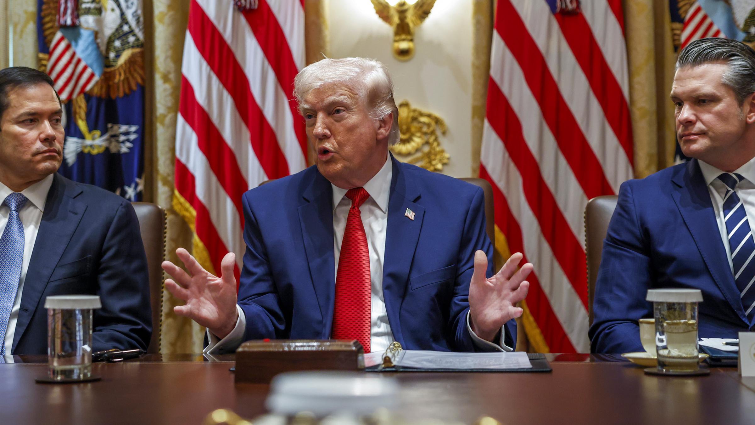 US-Präsident Donald Trump gibt zusammen mit Außenminister Marco Rubio (Links) und Kriegsminister Pete Hegsetz ein Pressestatement im Cabinet Room des Weißen Hauses ab.