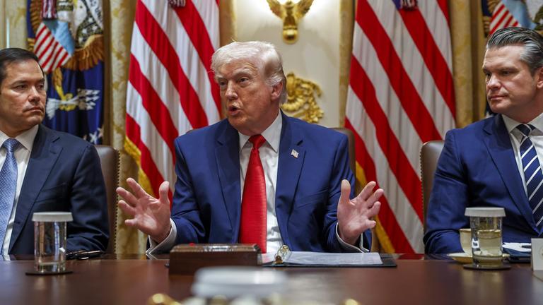 US-Präsident Donald Trump gibt zusammen mit Außenminister Marco Rubio (Links) und Kriegsminister Pete Hegsetz ein Pressestatement im Cabinet Room des Weißen Hauses ab.