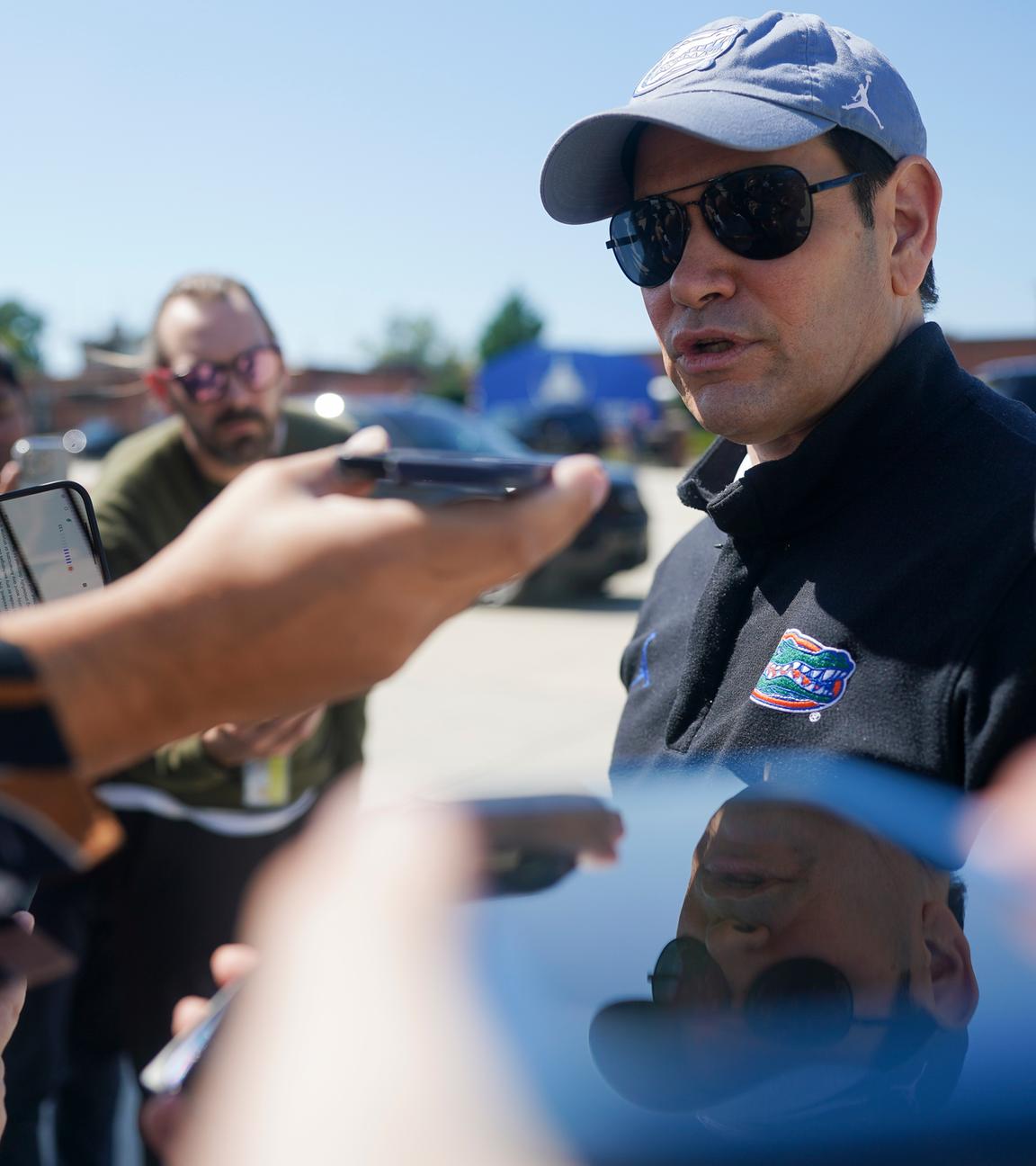 USA, Gemeinsamer Stützpunkt Andrews: US-Außenminister Marco Rubio spricht am Joint Base Andrews vor seinem Abflug nach Israel mit Medienvertretern.