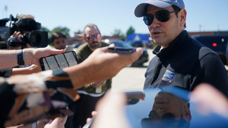 USA, Gemeinsamer Stützpunkt Andrews: US-Außenminister Marco Rubio spricht am Joint Base Andrews vor seinem Abflug nach Israel mit Medienvertretern.