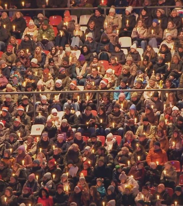 Menschen im Stadion beim Rudelsingen