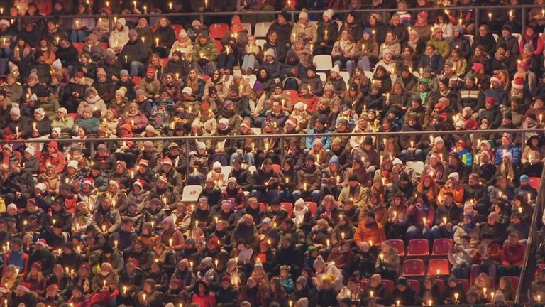 Menschen im Stadion beim Rudelsingen