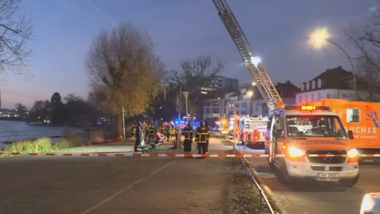 Neun Ruderer kollidieren auf Hamburger Alster