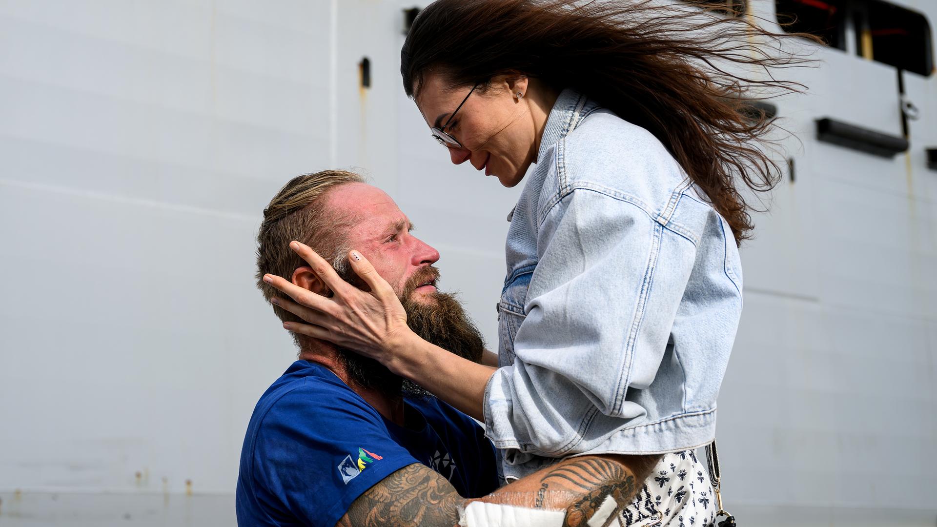 Ruderer Aurimas Mockus und seine Frau treffen sich wieder.