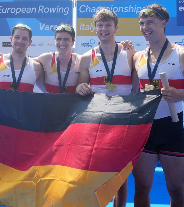 Marc Weber, Felix Heinrich, Jonas Gelsen und Ole Hohensee aus Deutschland jubeln über ihren Sieg am 01.08.2026 in Varese in Italien.