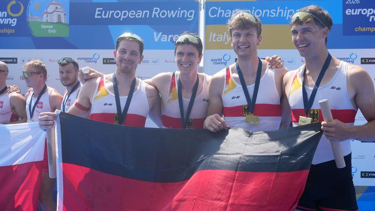 Marc Weber, Felix Heinrich, Jonas Gelsen und Ole Hohensee aus Deutschland jubeln über ihren Sieg am 01.08.2026 in Varese in Italien.