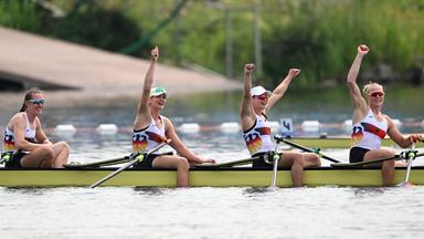 Deutschlands Doppelvierer Maren Wölz, Tabea Schendekehl, Leonie Menzel, Pia Greiten jubeln im Ziel über Bronze.