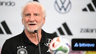 Rudi Völler, DFB-Sportdirektor, nimmt an einer Pressekonferenz teil.