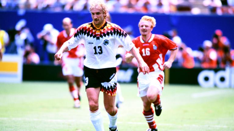 Rudi Völler dribbelt dem Gegner mit dem Ball davon.