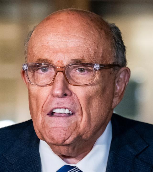Der ehemalige Bürgermeister New Yorks, Rudy Giuliani, spricht zu den Medien vor dem Bundesgericht in Manhattan, New York, am 03.01.2025