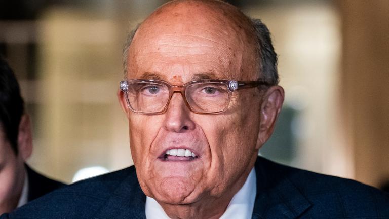 Der ehemalige Bürgermeister New Yorks, Rudy Giuliani, spricht zu den Medien vor dem Bundesgericht in Manhattan, New York, am 03.01.2025