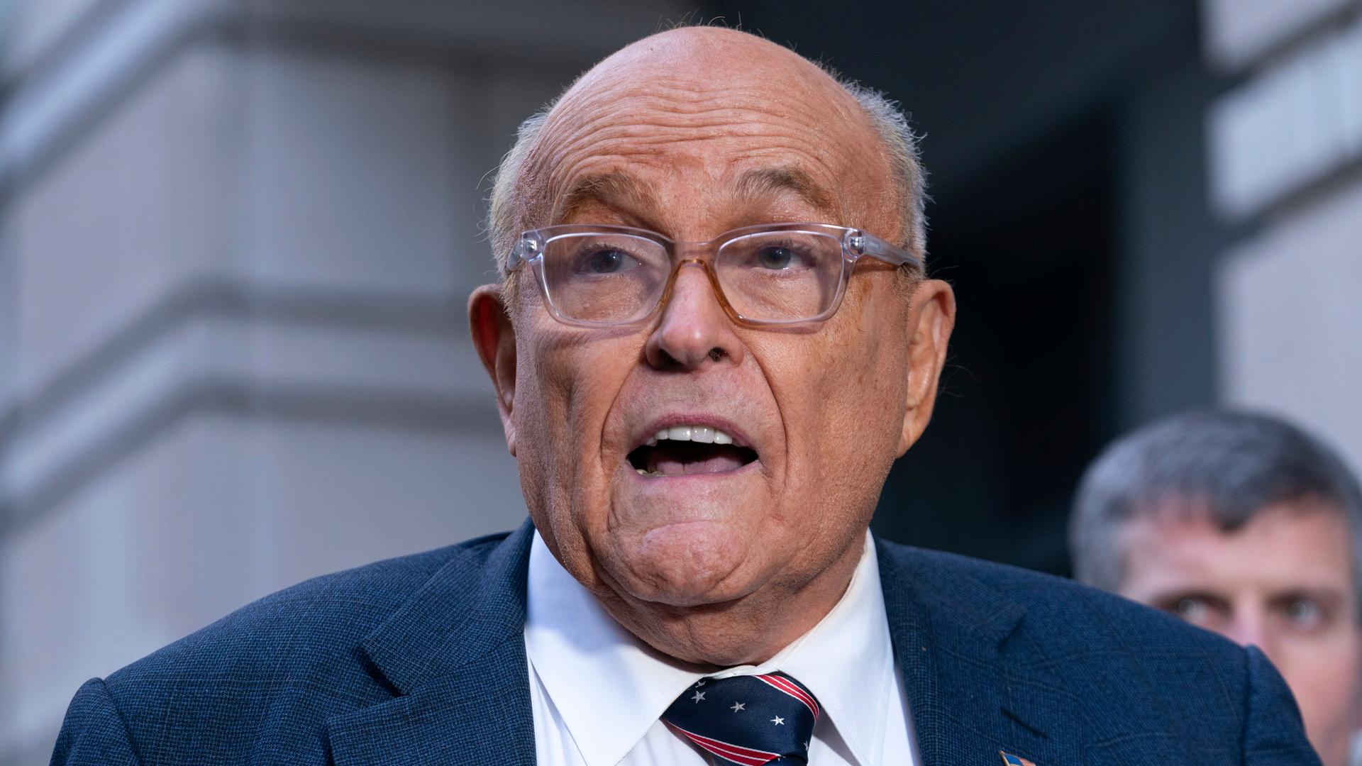 Rudy Giuliani, ehemaliger Bürgermeister von New York, spricht nach einem Gerichtstermin in Washington im Januar 2025. 