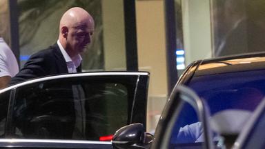 FIFA-Präsident Gianni Infantino verlässt nach dem Besuch eines Fußballspiels der Frauen-AFCON 2026 zwischen Malawi und Sambia das Stadion.