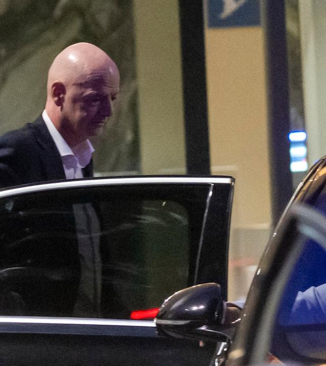 FIFA-Präsident Gianni Infantino verlässt nach dem Besuch eines Fußballspiels der Frauen-AFCON 2026 zwischen Malawi und Sambia das Stadion.