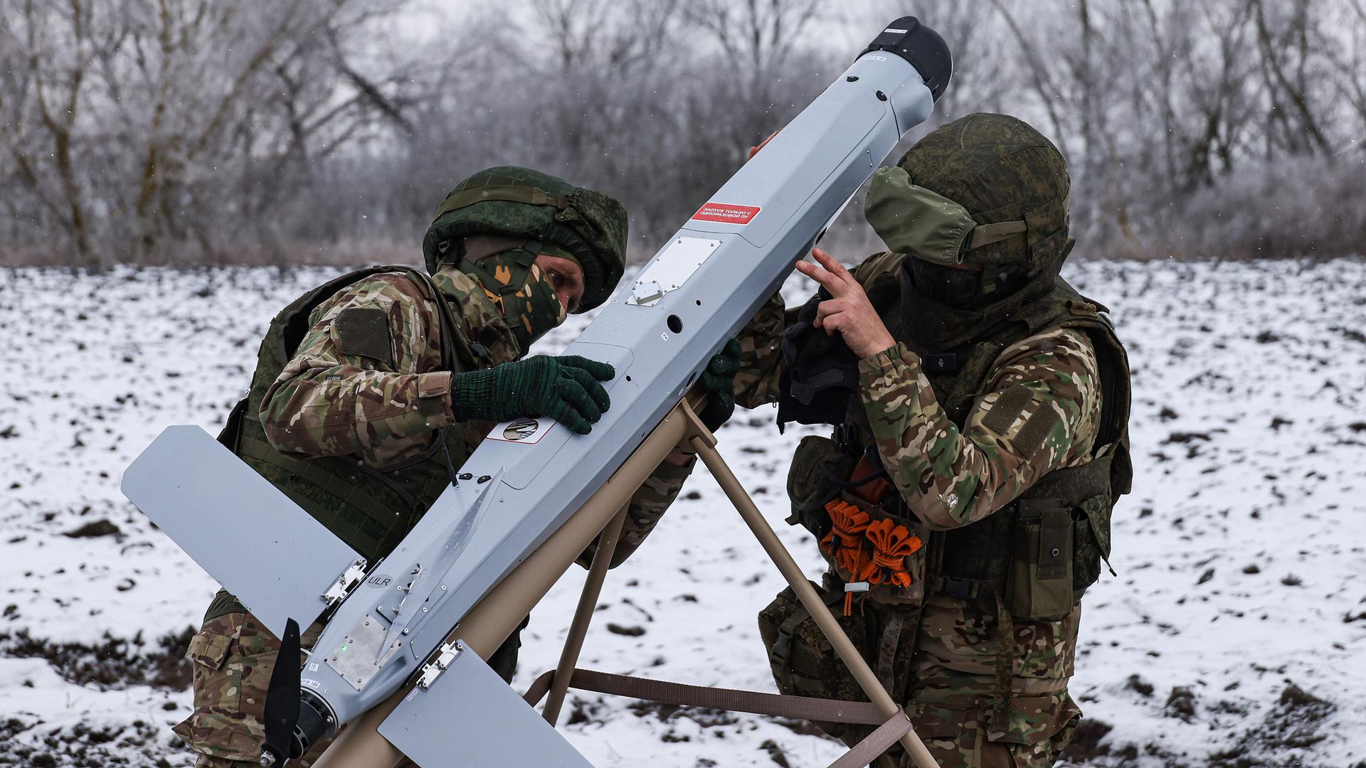 Russische Soldaten Marineinfanterie-Brigade setzen eine Lancet-Loitering-Munition ein, aufgenommen am 10.02.2025 in der Rgion Kursk (Russland)
