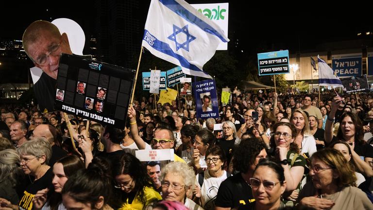 Menschen nehmen an einer Kundgebung in Tel Aviv, Israel, teil und fordern die Rückkehr der verstorbenen Geiseln, die von der Hamas im Gazastreifen festgehalten werden.