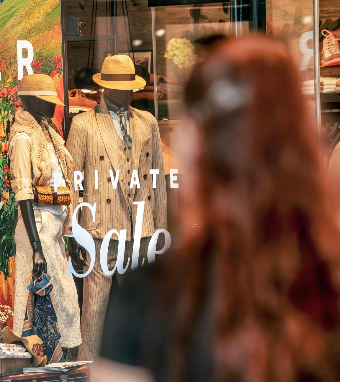 Zwei Frauen stehen im Juni 2025 vor einem Modegeschäft und betrachten das Schaufenster in der Theatinerstraße in München. 