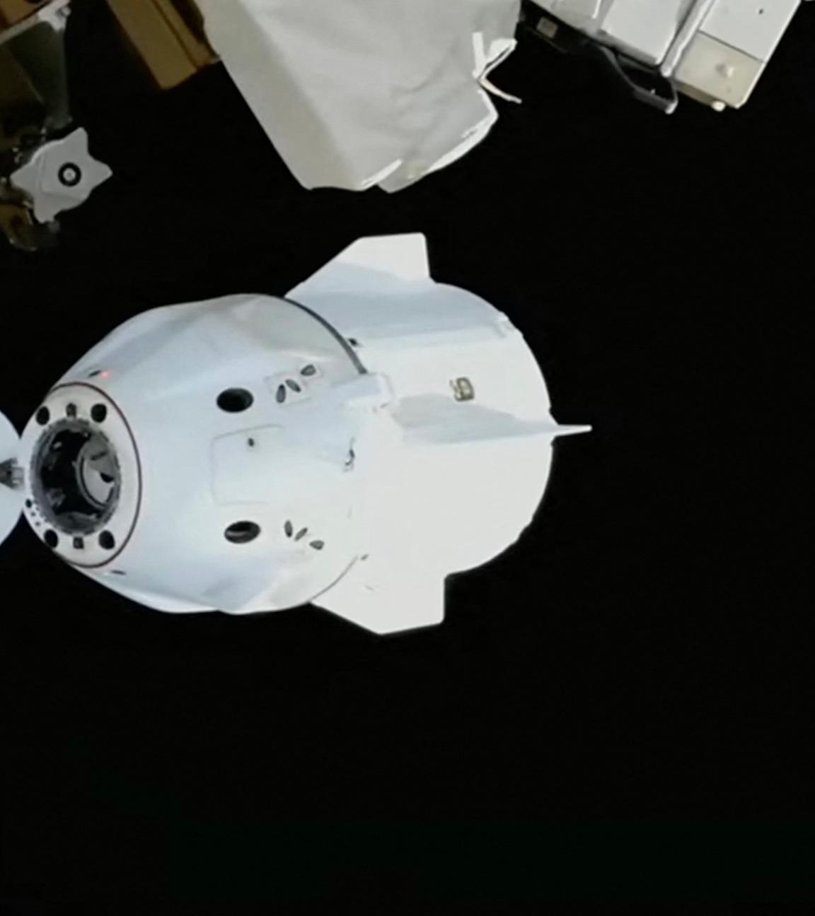 Dieser Screenshot aus dem NASA+-Livestream zeigt die SpaceX-Raumkapsel Crew Dragon Endeavour mit den NASA-Astronauten Mike Fincke und Zena Cardman, dem japanischen Astronauten Kimiya Yui und dem Roskosmos-Kosmonauten Oleg Platonov an Bord, wie sie am 14. Januar 2026 von der Internationalen Raumstation (ISS) abkoppelt. 