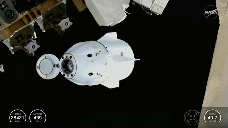 Dieser Screenshot aus dem NASA+-Livestream zeigt die SpaceX-Raumkapsel Crew Dragon Endeavour mit den NASA-Astronauten Mike Fincke und Zena Cardman, dem japanischen Astronauten Kimiya Yui und dem Roskosmos-Kosmonauten Oleg Platonov an Bord, wie sie am 14. Januar 2026 von der Internationalen Raumstation (ISS) abkoppelt. 