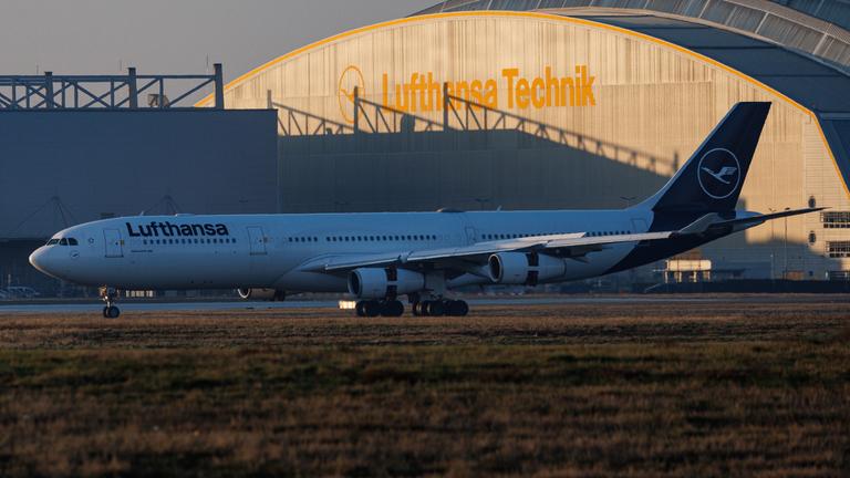 Eine Lufthansa Maschine aus Maskat landet am Frankfurter Flughafen.