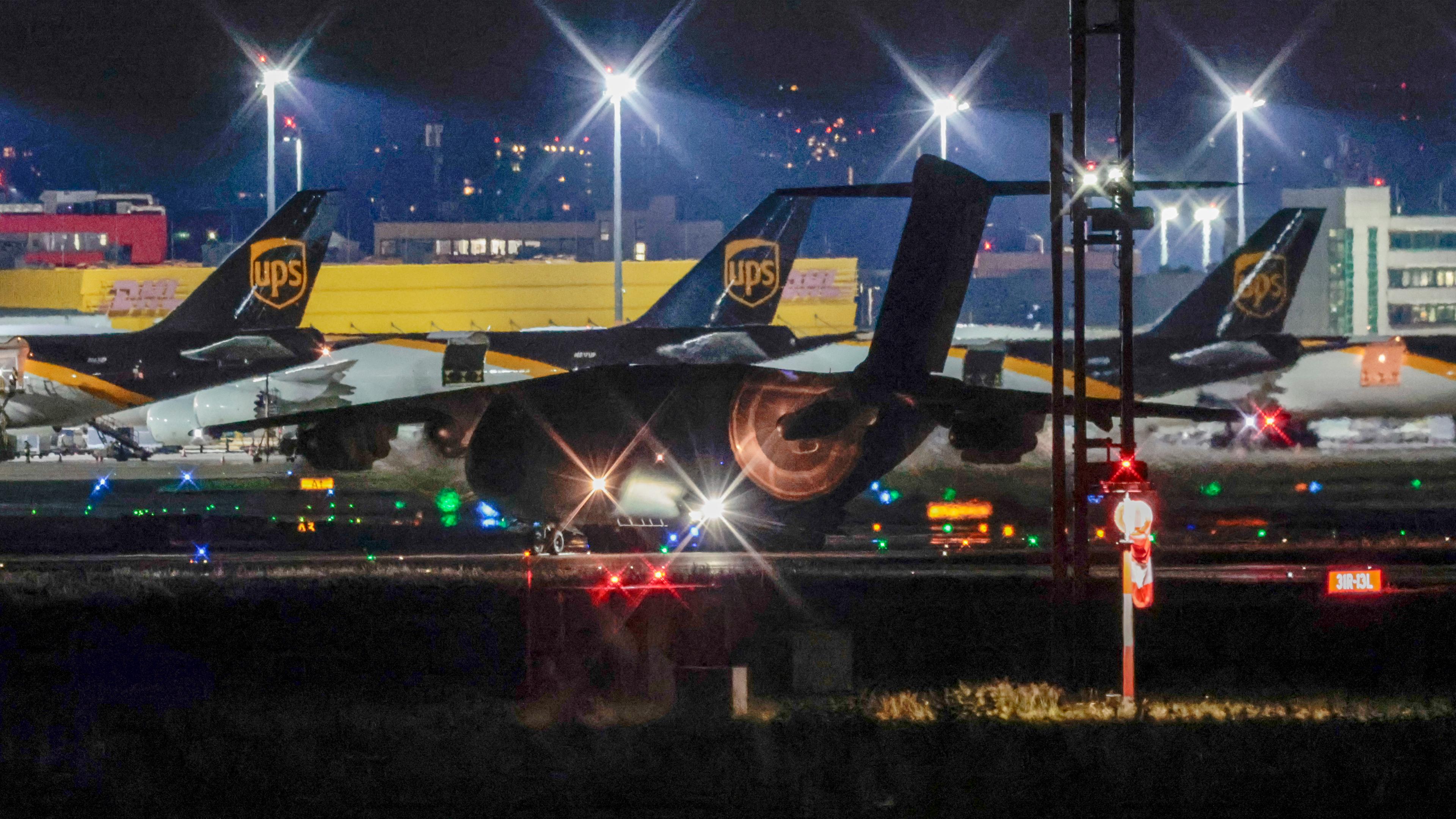 Flugzeuge stehen in der Nacht am Flughafen