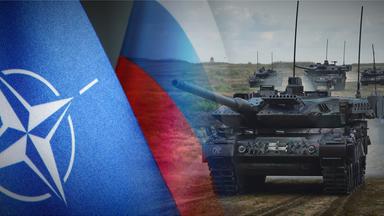 Montage: Links die Natoflagge neben der russischen Flagge. Rechts eine Gruppe deutscher Leopard II Panzer im Gelände