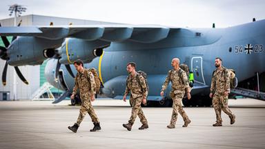 Niedersachsen, Wunstorf: Bundeswehr-Soldaten verlassen am Abend ein Transportflugzeug vom Typ Airbus A400M der Luftwaffe.