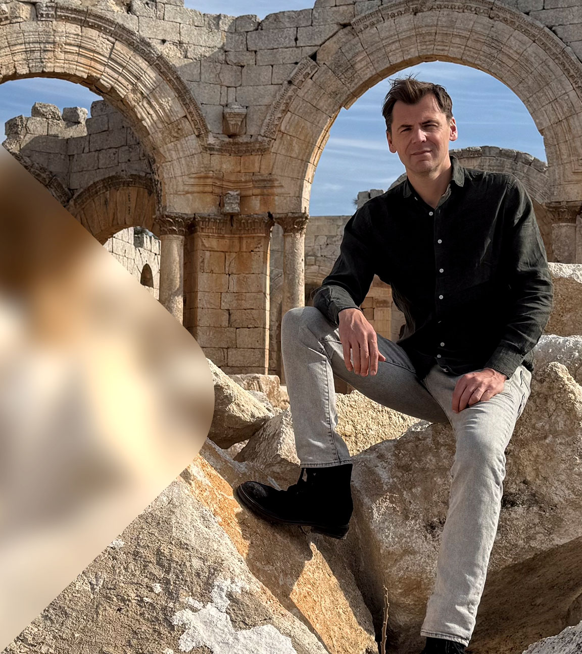 Daniel Gerlach in Syrien auf den Steinen eines zerstörten Bauwerks