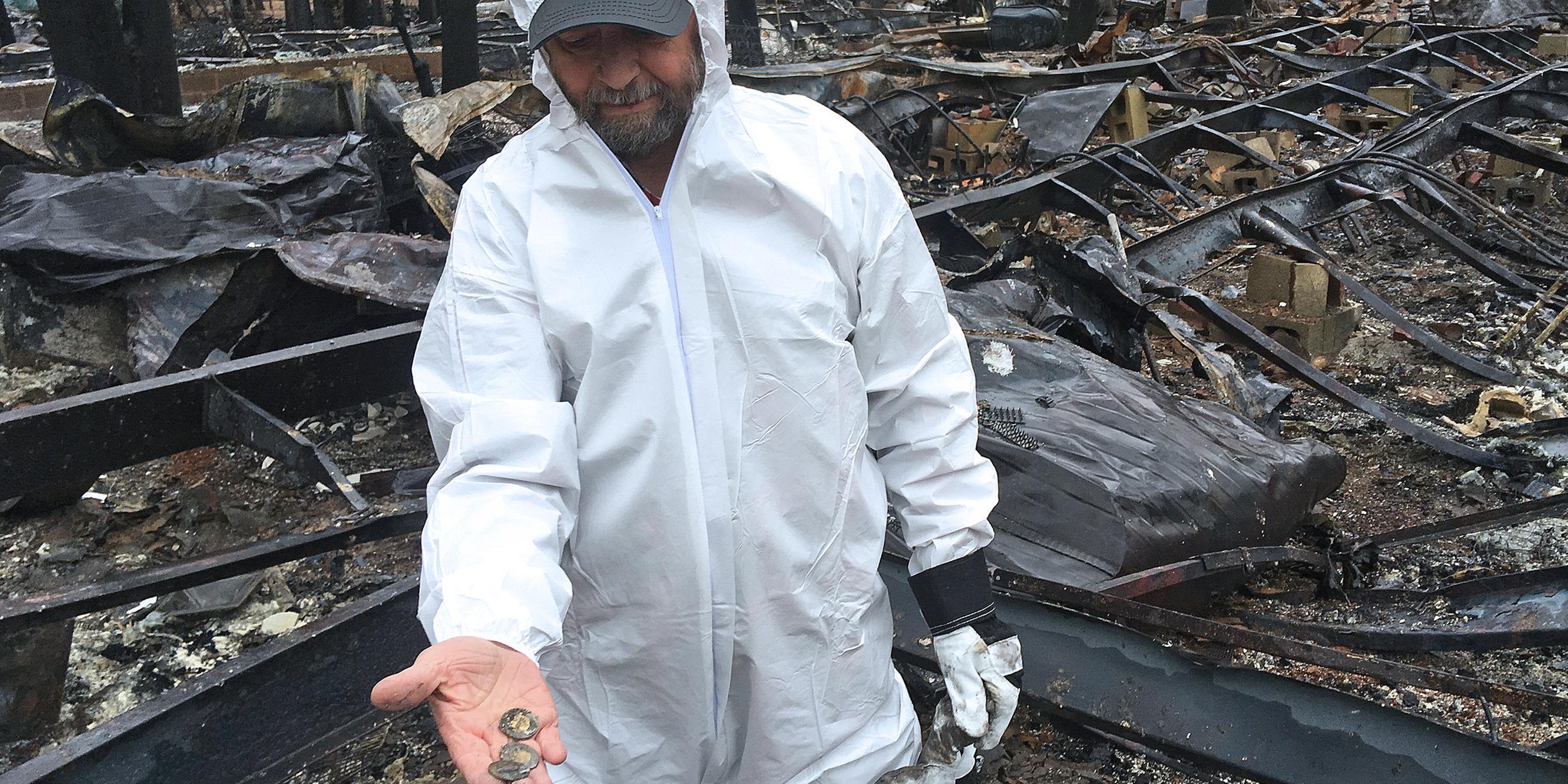 Anwohner Jerry Mclean kehrt zu dem Ort zurück, an dem vor den kalifornischen Waldbränden sein Haus stand, aufgenommen am 05.12.2018 in Paradise