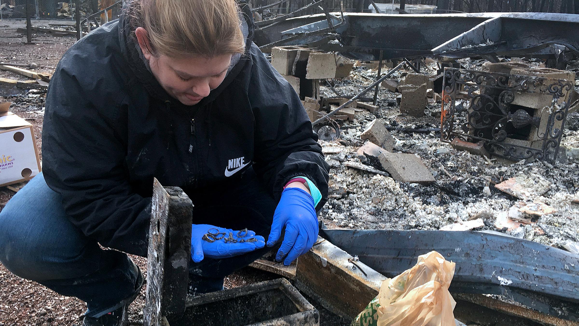 Anwohnerin Jennifer Christensen kehrt zu dem Ort zurück, an dem vor den kalifornischen Waldbränden sein Haus stand, aufgenommen am 05.12.2018 in Paradise