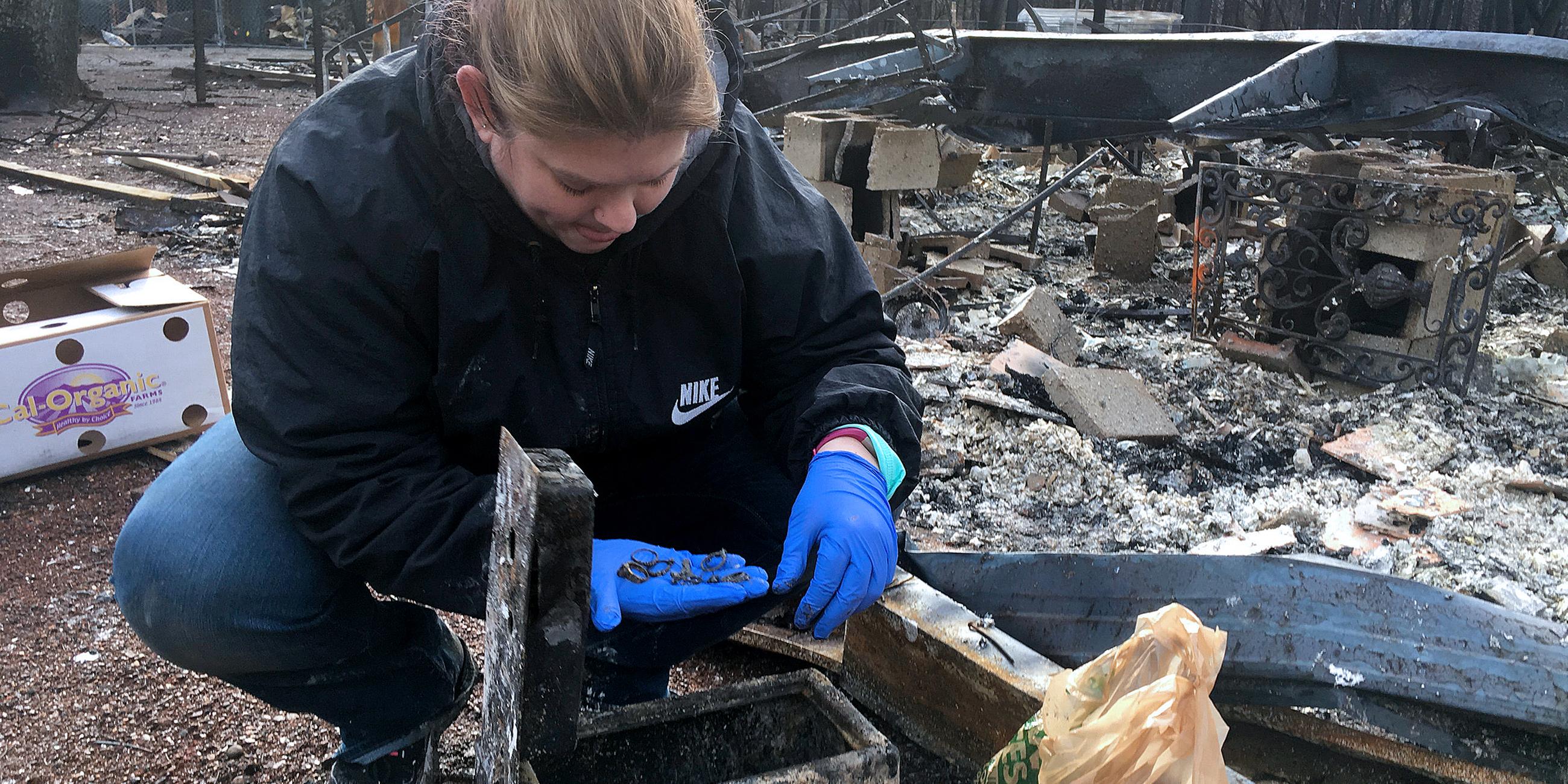 Anwohnerin Jennifer Christensen kehrt zu dem Ort zurück, an dem vor den kalifornischen Waldbränden sein Haus stand, aufgenommen am 05.12.2018 in Paradise