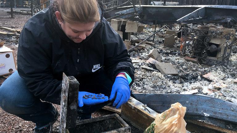 Anwohnerin Jennifer Christensen kehrt zu dem Ort zurück, an dem vor den kalifornischen Waldbränden sein Haus stand, aufgenommen am 05.12.2018 in Paradise