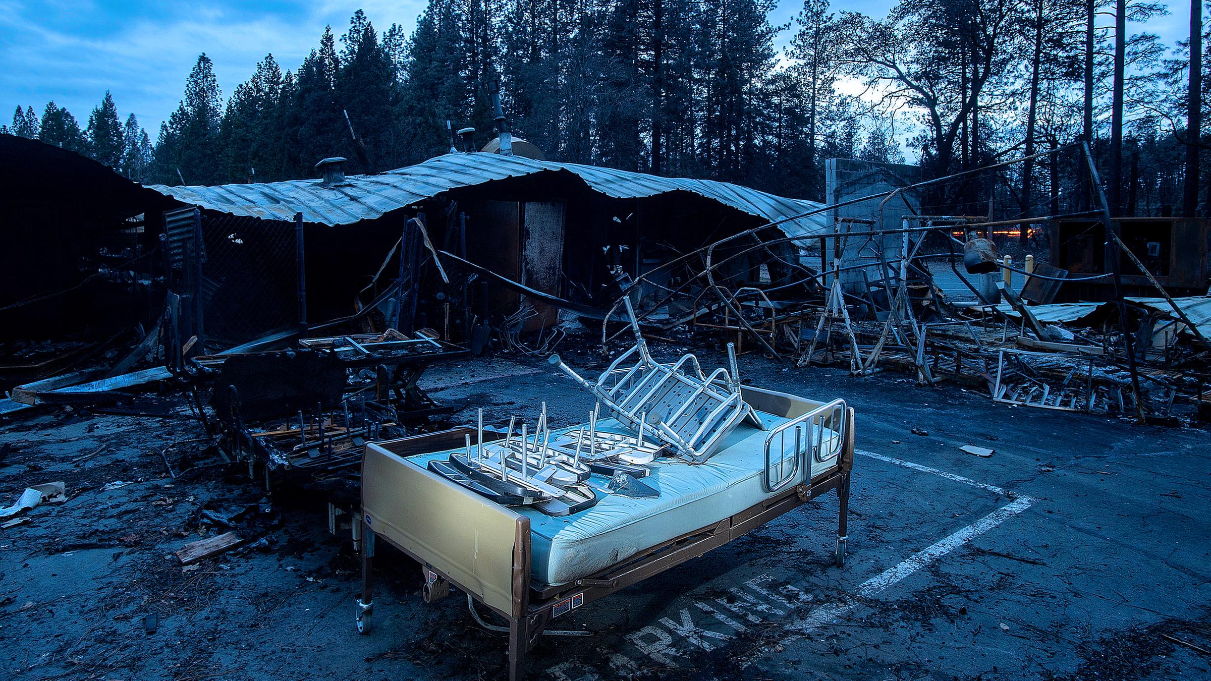 Ein Bett inmitten der Zerstörung in Paradise, aufgenommen am 04.12.2018