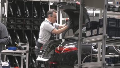Mechaniker an einem Auto