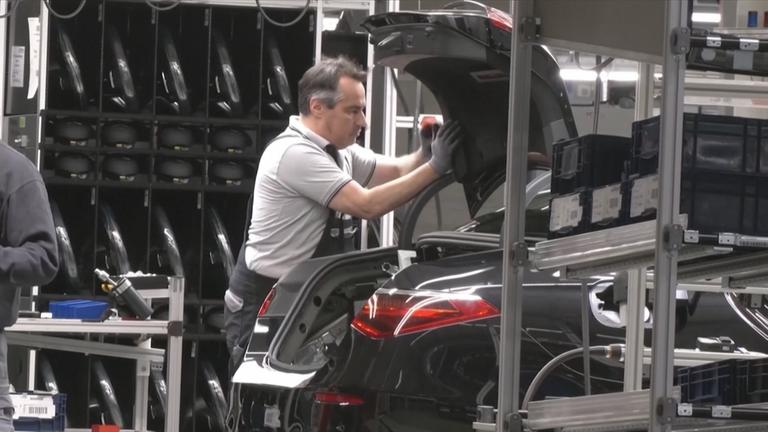 Mechaniker an einem Auto