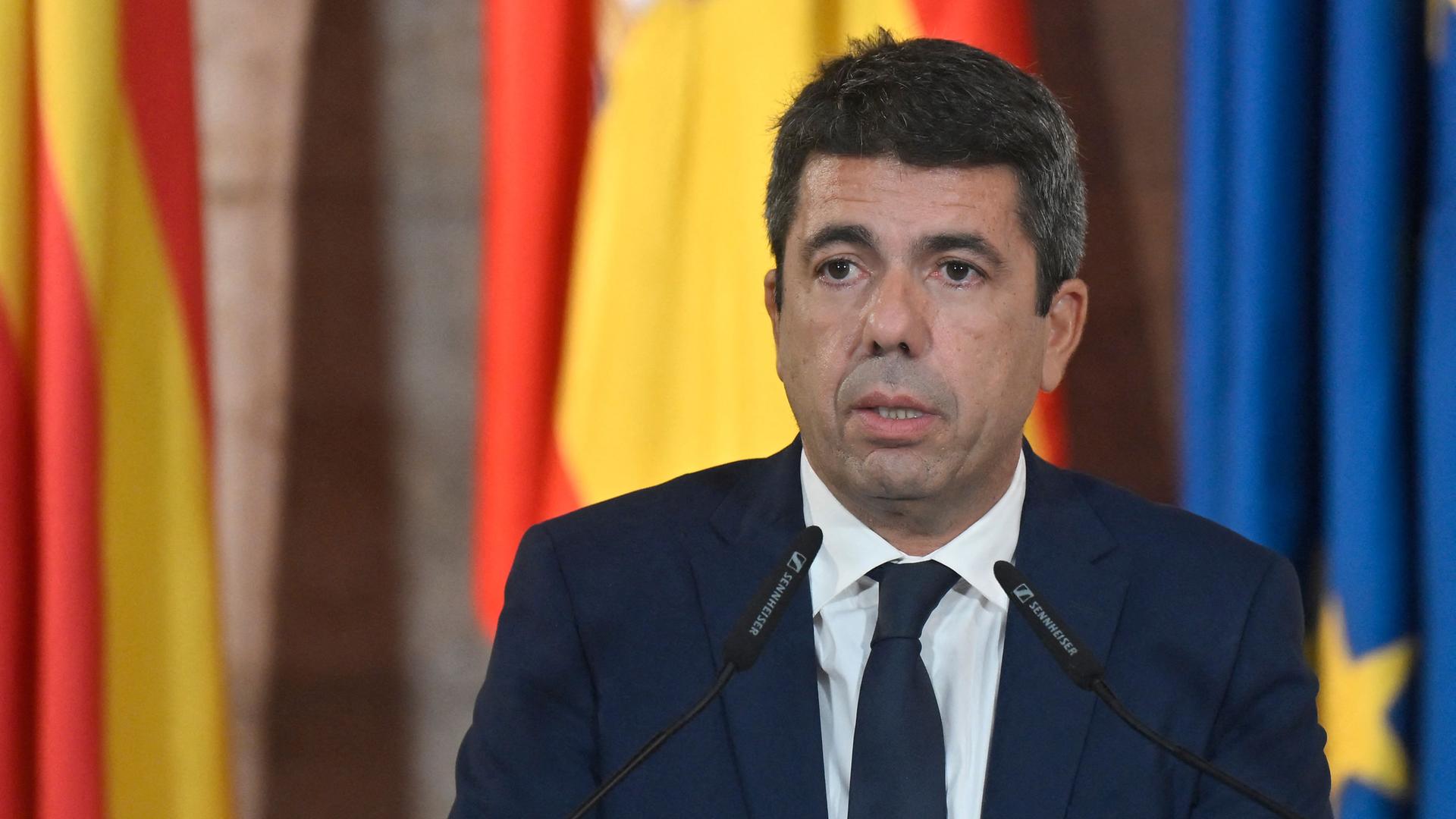 Der Präsident der Region Valencia, Carlos Mazon, gibt am 03.11. 2025 im Palau de la Generalitat in Valencia eine Pressekonferenz, um seinen Rücktritt bekannt zu geben. 