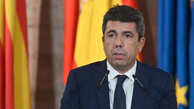 Der Präsident der Region Valencia, Carlos Mazon, gibt am 03.11. 2025 im Palau de la Generalitat in Valencia eine Pressekonferenz, um seinen Rücktritt bekannt zu geben. 