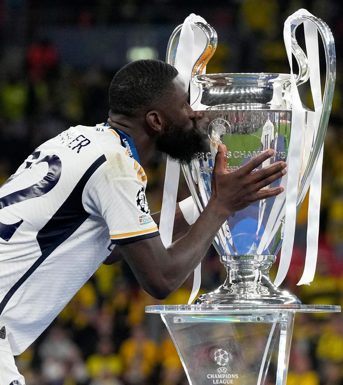 Real Madrids Antonio Rüdiger küsst den Champions-League-Pokal nach dem 2:0 im Finale gegen Borussia Dortmund am 1. Juni 2024