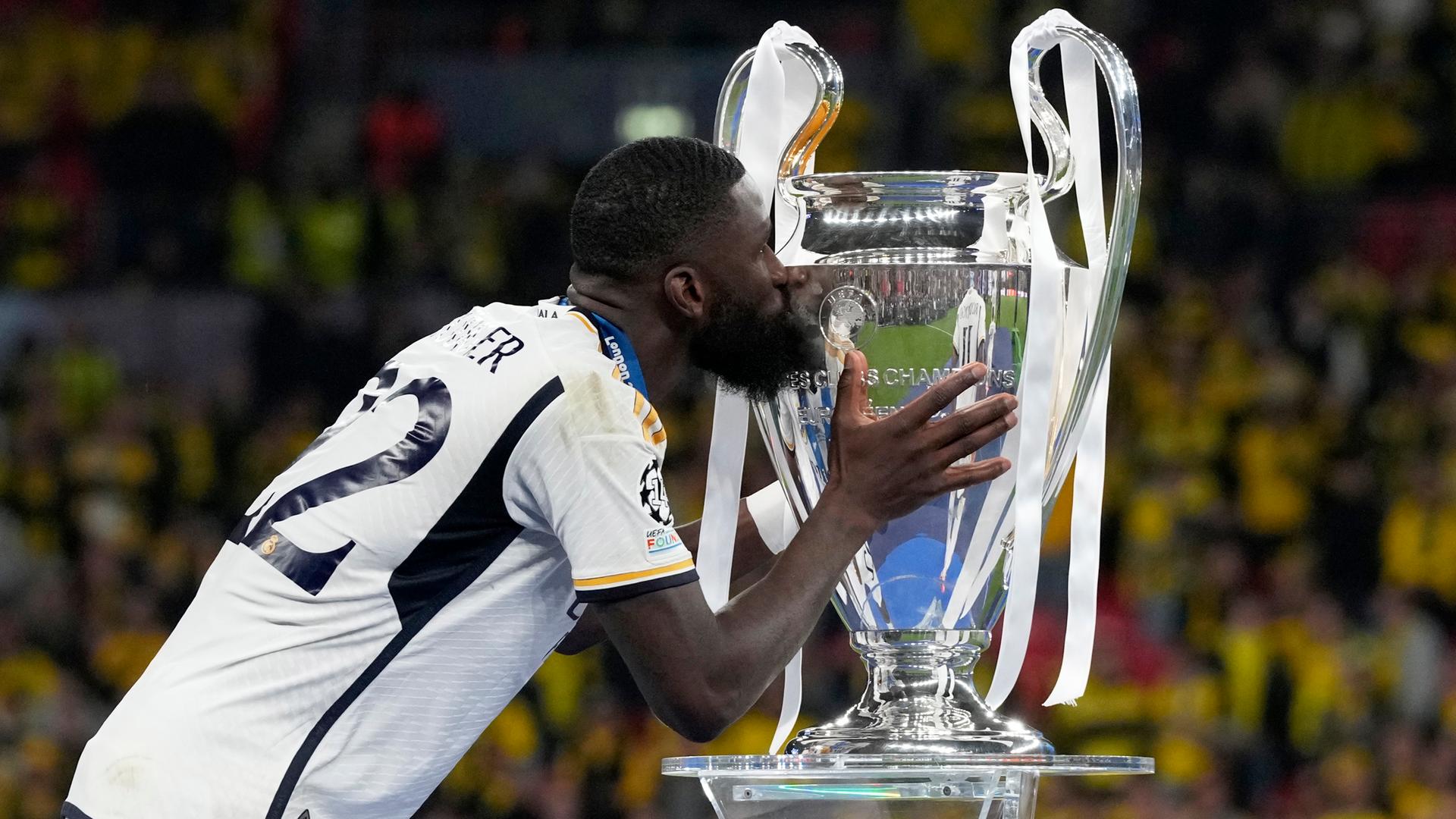 Real Madrids Antonio Rüdiger küsst den Champions-League-Pokal nach dem 2:0 im Finale gegen Borussia Dortmund am 1. Juni 2024