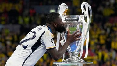Real Madrids Antonio Rüdiger küsst den Champions-League-Pokal nach dem 2:0 im Finale gegen Borussia Dortmund am 1. Juni 2024