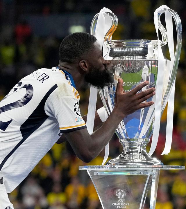 Real Madrids Antonio Rüdiger küsst den Champions-League-Pokal nach dem 2:0 im Finale gegen Borussia Dortmund am 1. Juni 2024