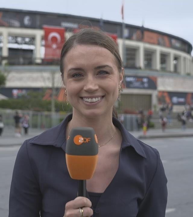 ZDF-Reporterin Johanna Rüdiger im Schaltgespräch aus Istanbul