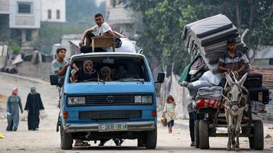 Anwohner von Gaza, wie sie in Trümmern unterwegs sind und fliehen