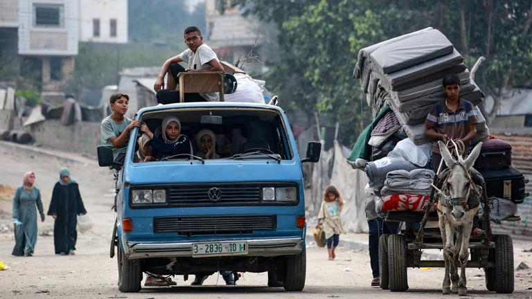 Anwohner von Gaza, wie sie in Trümmern unterwegs sind und fliehen