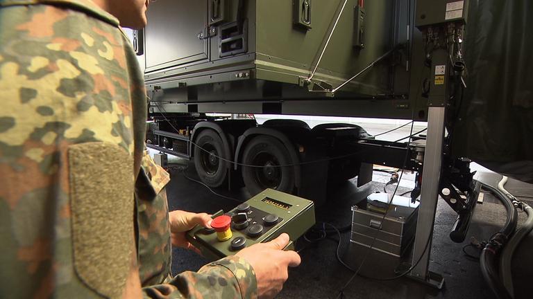 Militärgerät wird auf Funktionstüchtigkeit geprüft