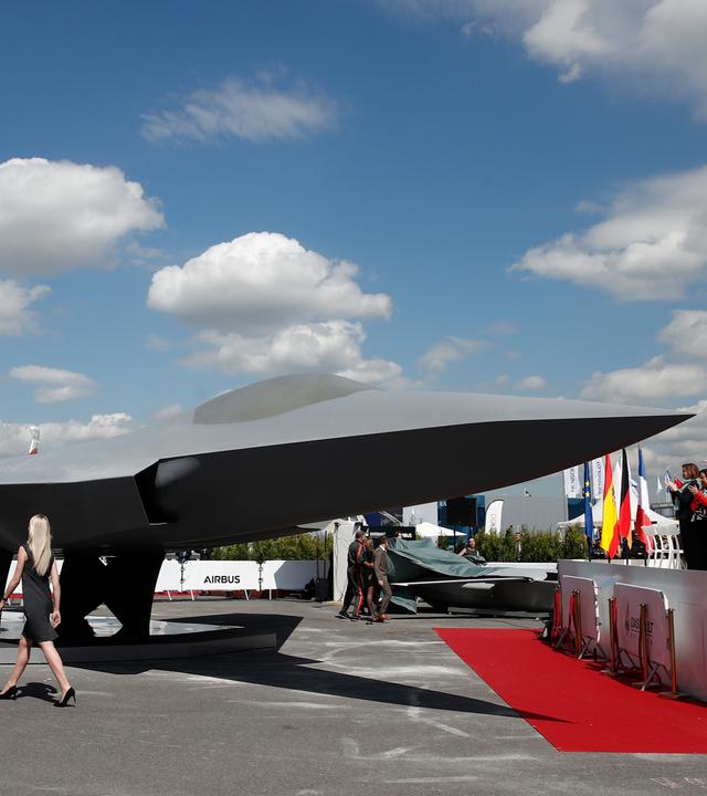 Ein Modell des zukünftigen europäischen Kampfjets wird im Rahmen der 53. Internationalen Pariser Luftfahrtausstellung auf dem Flughafen Le Bourget präsentiert.